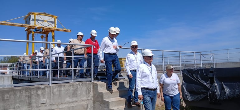 El presidente de la ANDE,Miguel Báez recorre las instalaciones del sistema de Bombeo ubicado sobre el arroyo San Lorenzo. Le acompañan funcionarios de la ANDE de Pilar,Misiones y de Itapúa.
