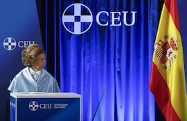 La reina Sofía, durante la ceremonia en la que fue investida doctora Honoris Causa por Universidad CEU San Pablo, ayer martes en el Campus de Montepríncipe.