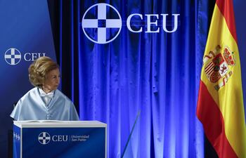 La reina Sofía, durante la ceremonia en la que fue investida doctora Honoris Causa por Universidad CEU San Pablo, ayer martes en el Campus de Montepríncipe.