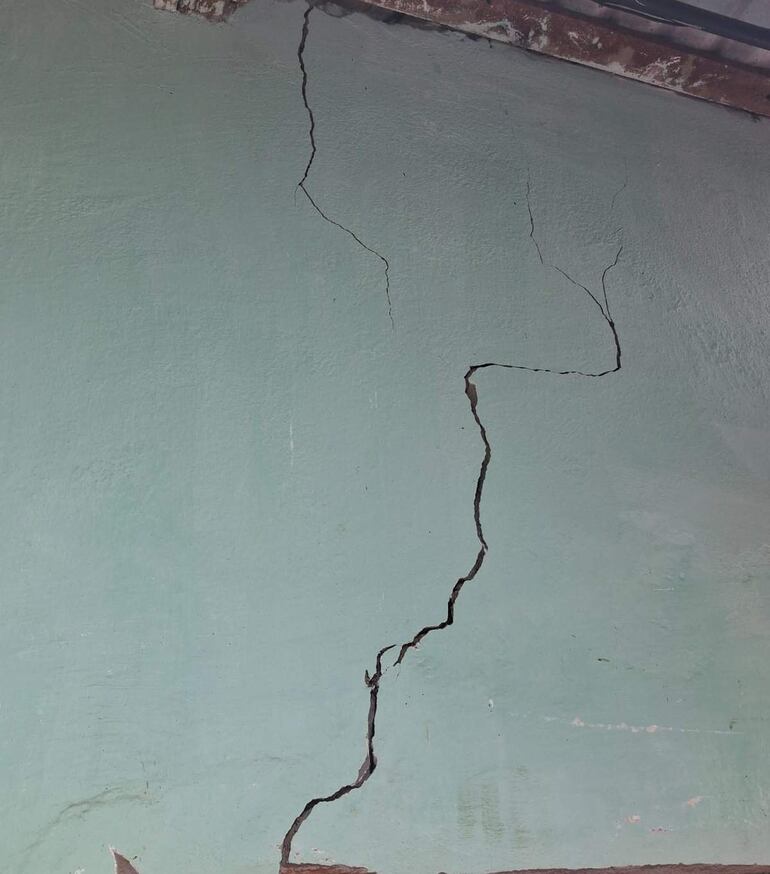 Los vecinos denuncian daños estructurales causados por las detonaciones.