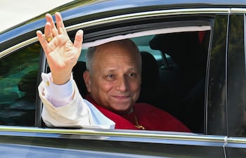 El papa Leó XIV saluda a su llegada a Barcelona. En Madrid se reunió brevemente con el cantante Bad Bunny.