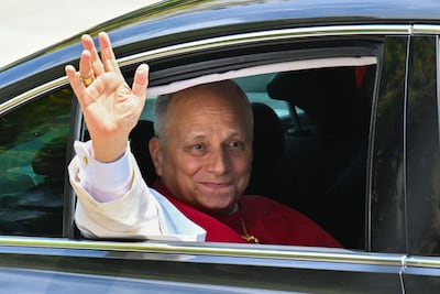 El papa Leó XIV saluda a su llegada a Barcelona. En Madrid se reunió brevemente con el cantante Bad Bunny.