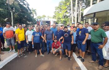 Los paseros frente a la Gobernación de Alto Paraná.