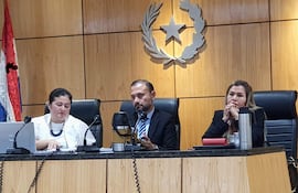 Los miembros del Tribunal: Emilia Santos, Milciades Ovelar y Flavia Recalde, durante el desarrollo del juicio oral.