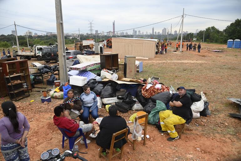 Costanera: familias afectadas por incendio son trasladadas a terreno Eco Bahía