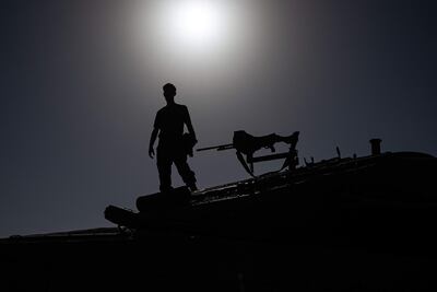 Un soldado israelí sobre un tanque en la frontera con la Franja de Gaza, el pasado viernes.