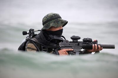 Un soldado surcoreano durante ejercicios de infiltración en Yangyang, Corea del Sur, el pasado lunes.