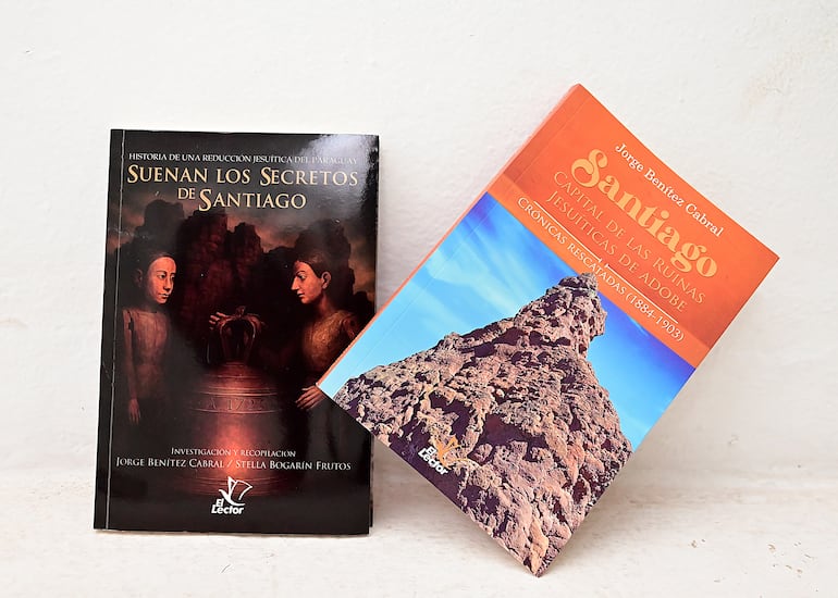Portada de los dos libros sobre Santiago, Misiones.