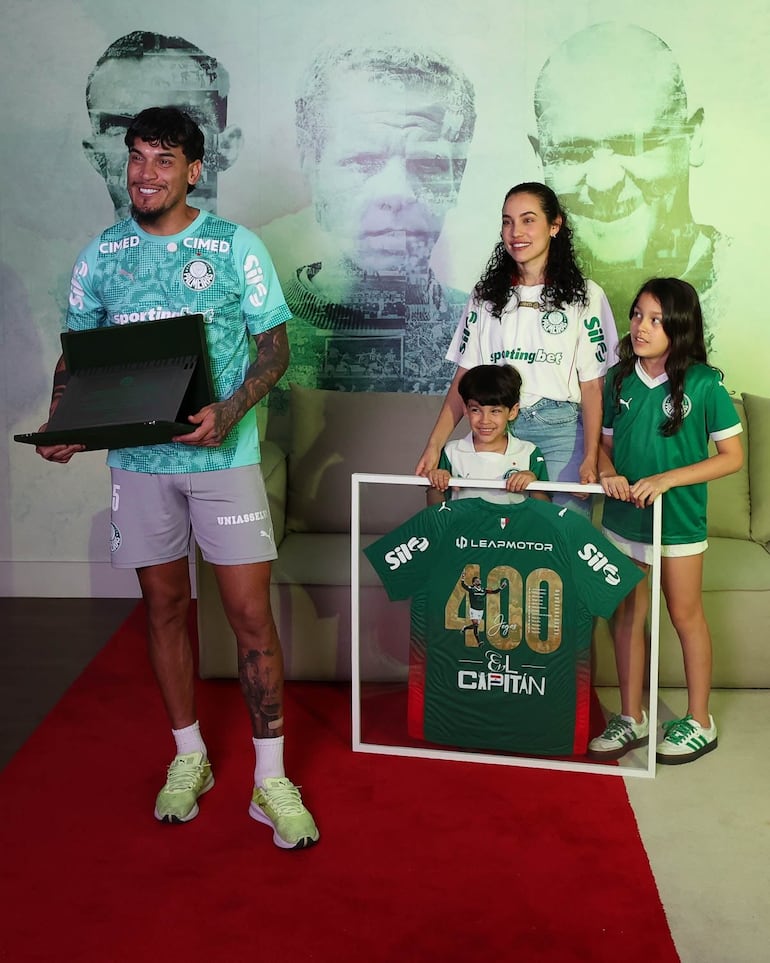 Gustavo Gómez, orgulloso y feliz junto a su hermosa familia. (Instagram/Gustavo Gómez)