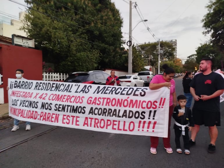 Familias de vecinos de Las Mercedes protestaron en varias ocasiones, sin que la Municipalidad haya tomado cartas en el asunto.