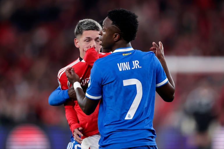 El delantero argentino del SL Benfica, Gianluca Prestianni, se cubre la boca mientras discute con el delantero brasileño del Real Madrid, Vinícius Júnior, quien se quejó de presuntos insultos racistas durante el partido de ida de los play-offs de la fase eliminatoria de la UEFA Champions League entre el SL Benfica y el Real Madrid CF, disputado en el Estadio da Luz de Lisboa.