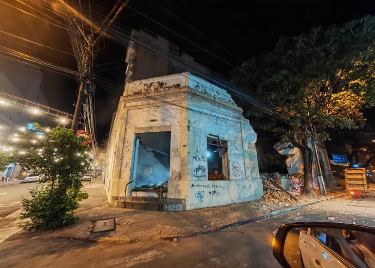 Una casona histórica fue derrumbada sin autorización en Asunción, en Azara esquina Antequera.