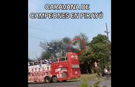 El Club Libertad de Pirayú se encontraba festejando tras consagrarse campeón de la Liga Pirayuense, pero se llevó un gran susto en la caravana.