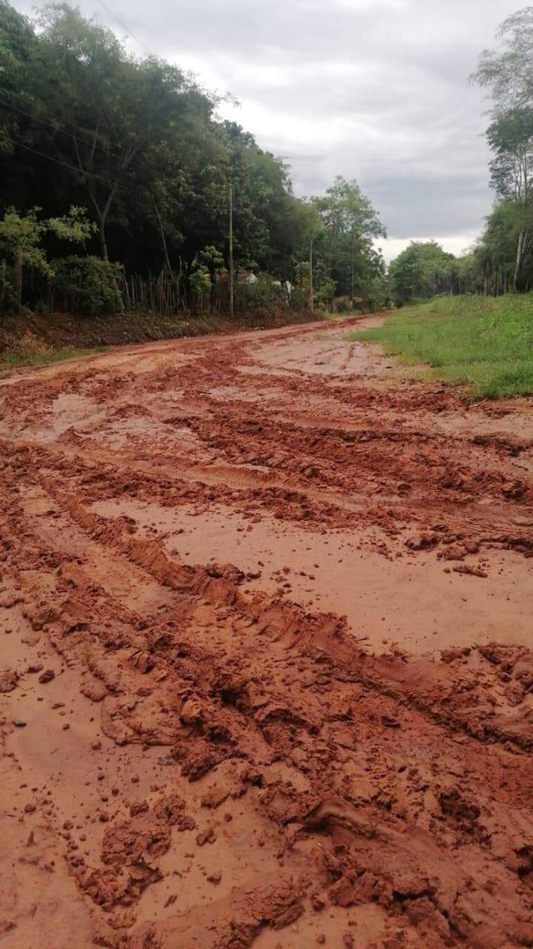 Pobladores de Carapeguá se quejan por el lento avance de la obra de alcantarillado sanitario.