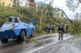 Gendarmes franceses este domingo en una zona de Mayotte afectada por el ciclón Chido.