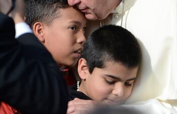 El 11 de julio de 2015, el papa Francisco dejó de lado el protocolo y se tomó el tiempo de abrazar a los niños.