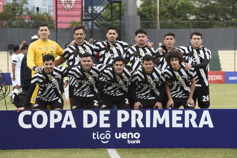 Libertad y su equipo inicial ante Ameliano en cancha de Nacional