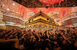 Devotos chiítas musulmanes se agolpan para recibir una bendición en la tumba del Imán Hussein, nieto del profeta Mohammed.