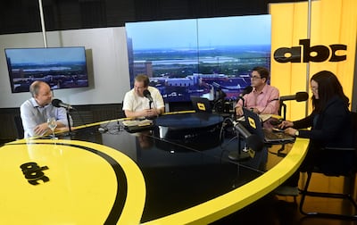 El ministro de Economía, Carlos Fernández Valdovinos; Manuel Ferreira, exministro de Hacienda; Roberto Sosa; y Prince Otto, durante el programa Enfoque Económico que se emite por ABC TV y ABC Cardinal.