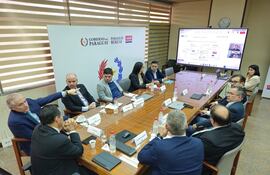 Reunión entre representantes de la CAF y autoridades de la ANDE. Fue el martes último, en la sede de la empresa estatal.