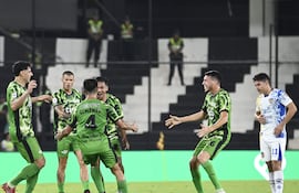 Amín Molinas festeja el único tanto para el triunfo de Libertad en La Huerta. Se unen a la celebración Giménez, Benítez y Viera.