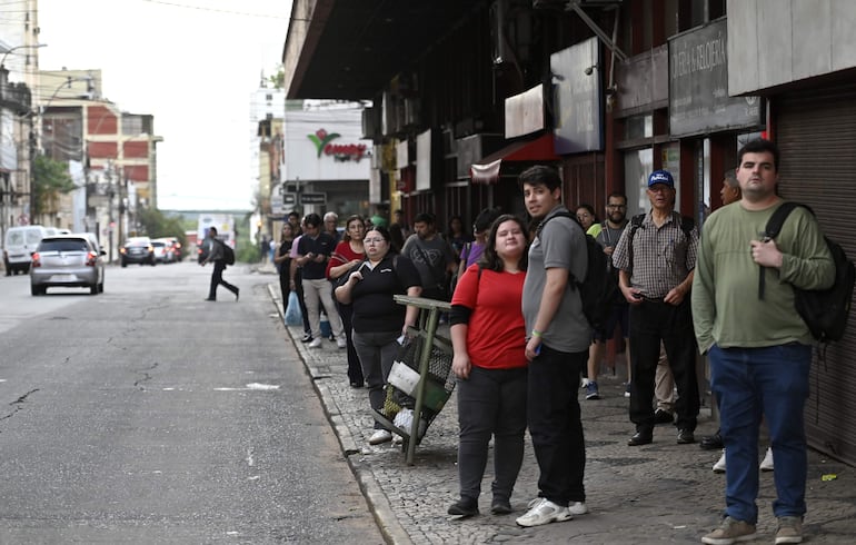 En medio de reguladas y largas esperas, los usuarios siguen padeciendo un servicio colapsado.