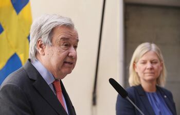 El secretario general de la ONU, Antonio Guterres (i) y la premier sueca, Magdalena Andersson (d). (EFE/EPA)