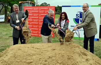 Andreas Neufeld, Marcelo Luzardi, Gladys Talavera y Carlos Wenz dan la palada inicial de la planta de Yaguarete, sede Loma Pytã.
