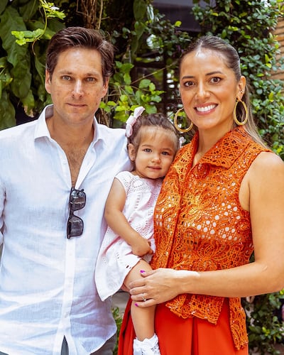 La diseñadora nacional Emma Viedma con su hija Verona en brazos y Viche Scavone.