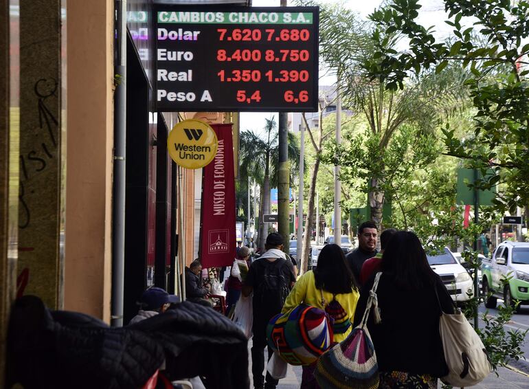 Los pagos por la deuda pública aumentan 32% el próximo año y la suba de la moneda de los Estados Unidos presiona al fisco.