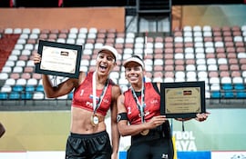 Las paraguayas Michelle Valiente y Giuliana Poletti, campeonas de la cuarta etapa del Circuito Sudamericano de vóley playa.