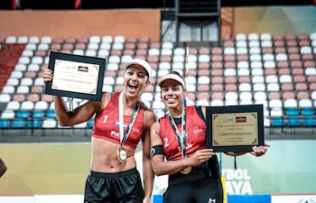 Las paraguayas Michelle Valiente y Giuliana Poletti, campeonas de la cuarta etapa del Circuito Sudamericano de vóley playa. Fueron las primeras en competir en unos Juegos Olímpicos en la modalidad.