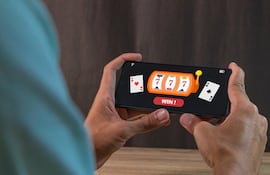 La encuesta UMAX/ICA puso el foco en nuevas conductas de riesgo vinculadas al uso de dispositivos móviles y las apuestas en línea.