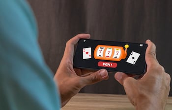 La encuesta UMAX/ICA puso el foco en nuevas conductas de riesgo vinculadas al uso de dispositivos móviles y las apuestas en línea.