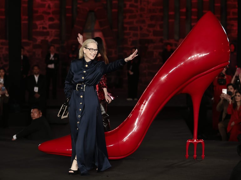 La actriz estadounidense Meryl Streep en el Museo Anahuacalli, en Ciudad de México (México). Streep junto a la también actriz estadounidense Anne Hathaway deslumbraron en una pasarela en Ciudad de México, la primera de seis metrópolis que visitarán en diferentes partes del mundo, para presentar el estreno de la segunda parte de El diablo viste a la moda. (EFE/José Méndez)
