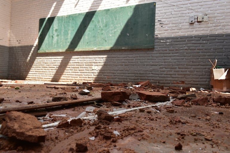 Niños lesionados tras desprendimiento de techo de escuela estarían fuera de peligro