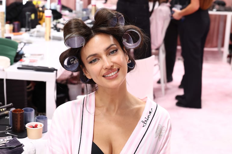 La modelo Irina Shayk posa durante la sesión de peluquería y maquillaje previa al desfile de Victoria's Secret Fashion Show 2026, en Los Ángeles (Estados Unidos). (EFE/ Devon Guzzie)
