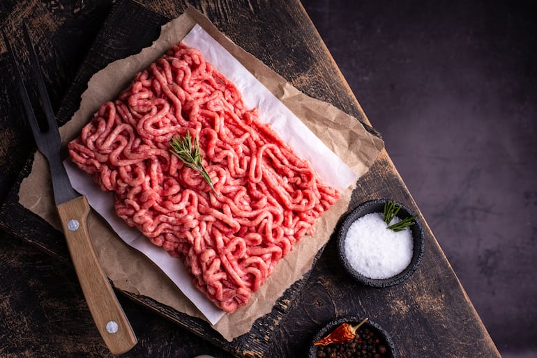 El avance de dietas centradas en carne, vísceras y leche cruda combina rechazo a los ultraprocesados, experiencias personales de enfermedad y desconfianza hacia las instituciones.