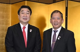 Katsumi Itagaki, embajador de Japón, y Eduardo Higaki, presidente de la Federación de Asociaciones Japonesas.