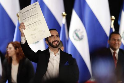 El presidente electo Nayib Bukele recibe la credencial del tribunal electoral.