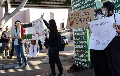 Personas protestan a favor de Palestina hoy, en Tijuana (México).