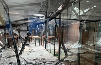 Interior del quincho del Congreso Nacional, con escombros y daños visibles en el techo y el suelo, sin personas presentes.