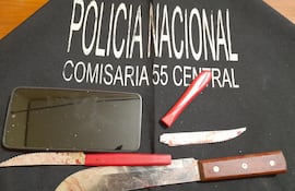 Los tres cuchillos usados por el adolescente para atacar a su mamá militar.