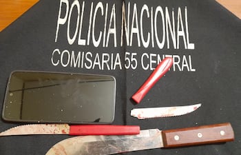 Los tres cuchillos usados por el adolescente para atacar a su mamá militar.