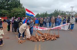 Los productores arrojaron kilos de mandioca sobre la Ruta PY13.