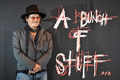 El actor estadounidense Johnny Depp se mostró feliz y emocionado en la inauguración de su exposición de arte titulada "A Bunch of Stuff" en Tokio. (GREG BAKER / AFP)
