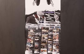 Collage sobre una superficie oscura en galería de arte, con imágenes de personas en trajes de época y sin rostros reconocibles.