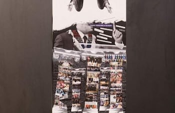 Collage sobre una superficie oscura en galería de arte, con imágenes de personas en trajes de época y sin rostros reconocibles.