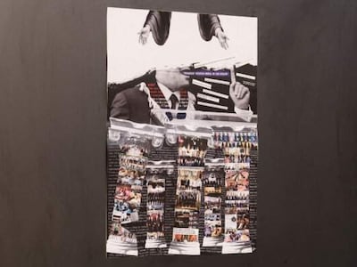 Collage sobre una superficie oscura en galería de arte, con imágenes de personas en trajes de época y sin rostros reconocibles.