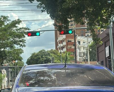 Algunos semáforos nuevos de Asunción ya muestran desperfectos, denuncian conductores.
